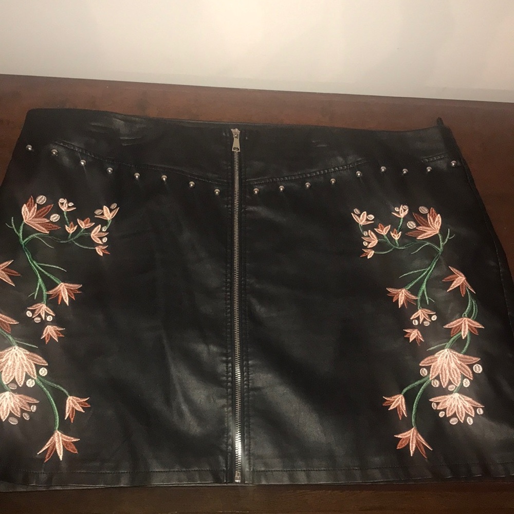 Plus size Faux leather mini skirt